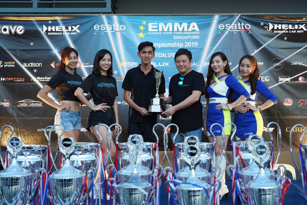 Trophy presentation to Han Revolution at the EMMA Singapore Championship 2019