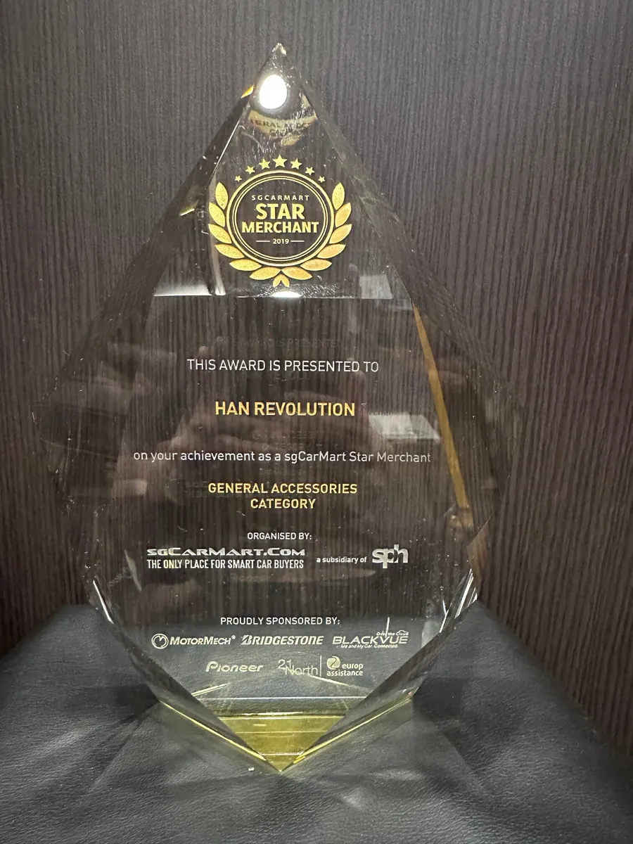sgCarMart Star Merchant glass award presented to Han Revolution